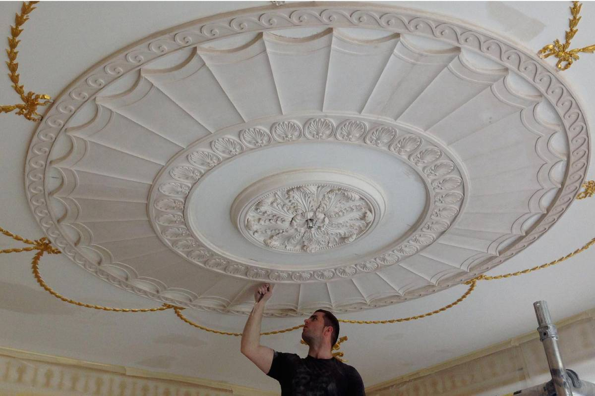 صورة زخرفة جصية للسقف
